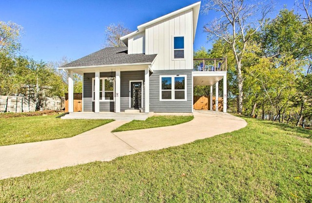 Denison Home with Balcony Walk to Downtown!