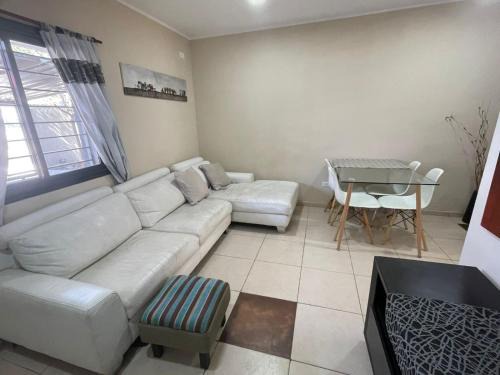 Departamento frente al shopping con patio