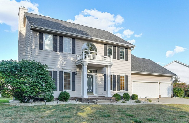 Des Moines Suburb Stay w/Spacious Layout & Deck!