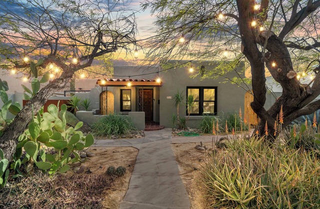 Desert Bloom Bungalow-Historic Sam Hughes Adobe minutes from Gem Show!