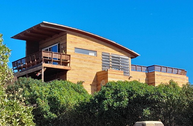Design house steps from the beach, broadband WIFI, telecommuting