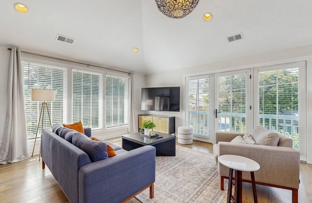 Designer 12 South gem - full kitchen & central AC - steps to shops & dining