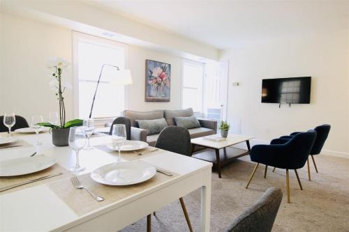 Destination Dupont - Deluxe Living Spacious Bright & Central