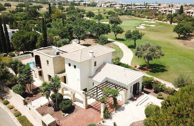 Detached 4 bedroom 4 ba Villa with Private Pool on the Golf Course with Sea View