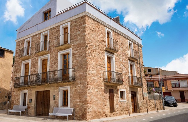 Detached country house on Pira town square.