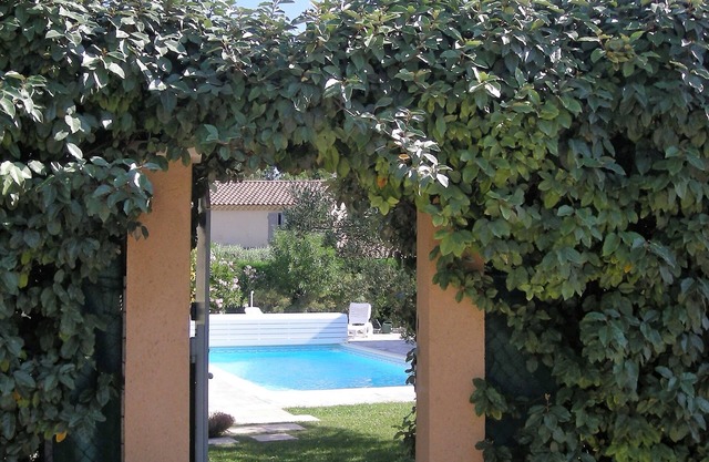 Detached house classified 3* with garden and swimming pool, ideally located.