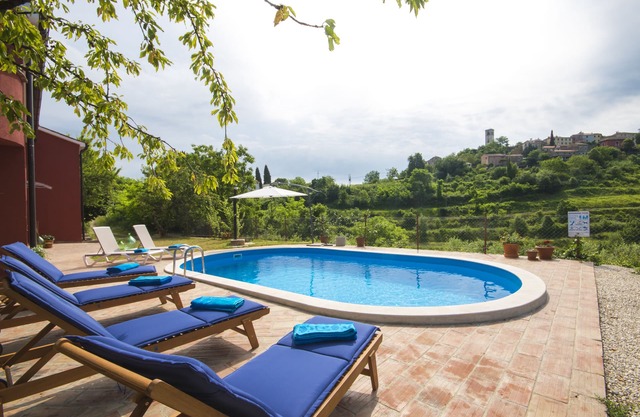 Detached house in a quiet and sunny location with pool