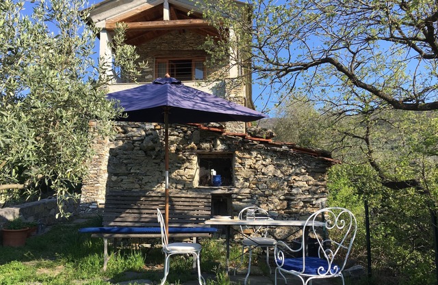 Detached rustico in Liguria, far-reaching views of unspoiled nature, olive groves