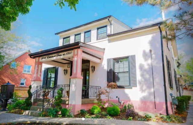 Detached Victorian Style Tiny Home - long stays U7