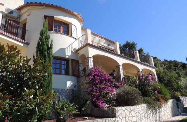 Detached Villa Sienna with mountain and sea views, garden, private pool + WiFi