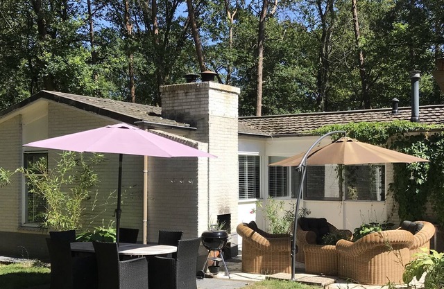 Detached villa with enclosed wooded garden with lawn and bubble bath