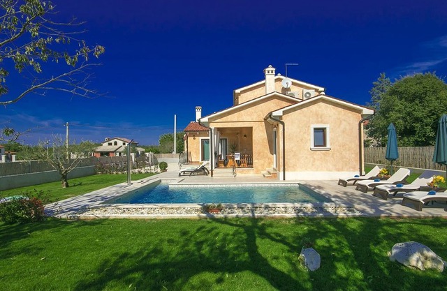 Detached villa with pool and outdoor kitchen, 6 km from the beach and Vrsar