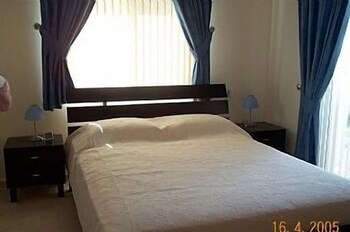 Detached Villa With Private Pool Close To All Amenities - WiFi included
