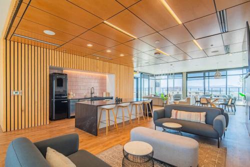 Detailed 2BD, HighRise DT, Pool, Gym, Parking, Sleeps 5