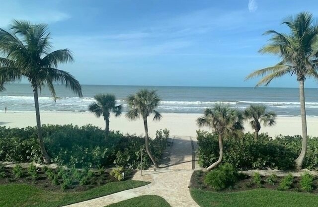 Directly on Gulf/Vanderbilt beach, pool, tennis/pickle, Flash Sale-Aug 28 & on!