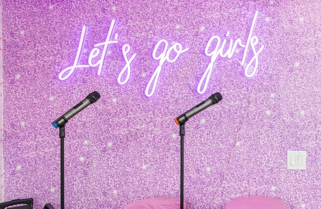 Disco Cowgirl Bachelorette Bash Pad - Pool - Karaoke - 5 Queen Beds - Downtown