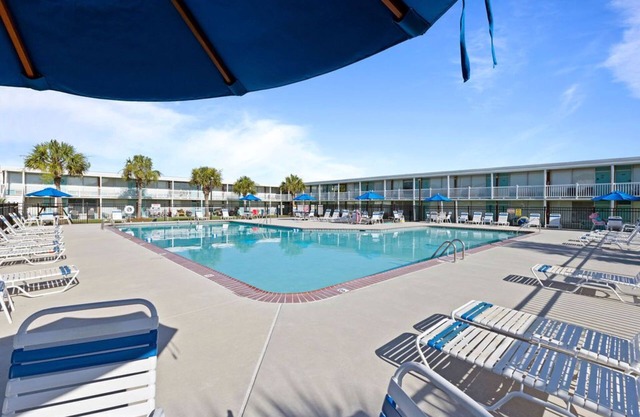 DISCOUNTED FOR AUGUST! Soundfront Complex, pool, steps from beach!
