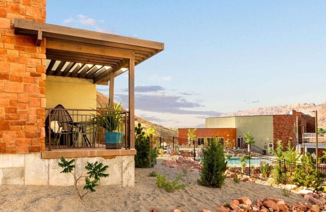 Discover a Hidden Treasure: Free Breakfast, Pool, Hot Tub, Parking!