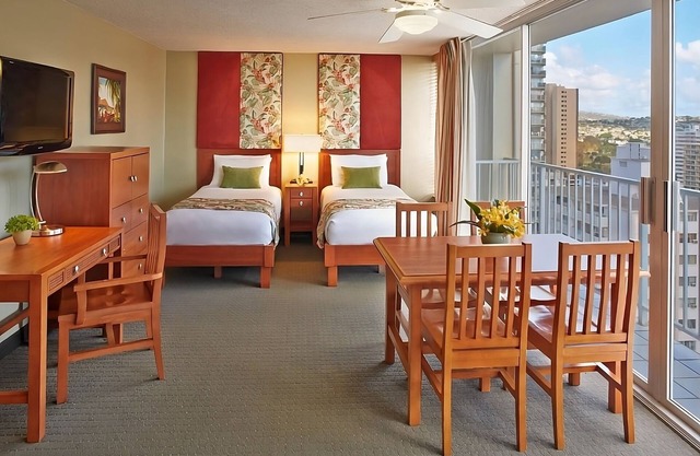 Discover Serenity: Rooftop Bliss, Pool, Sauna, Minutes from Waikiki Beach!
