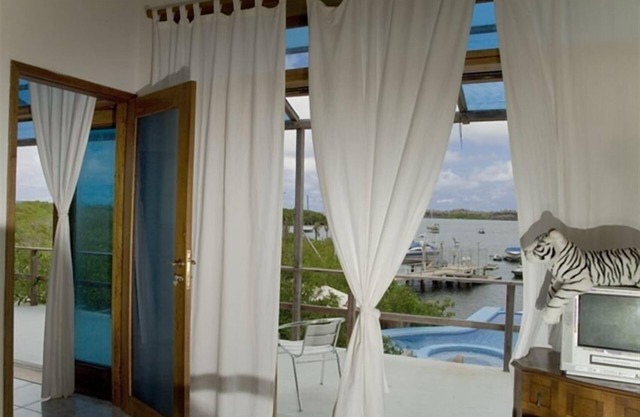 :Discover the Enchanted Islands in an exclusive environment.