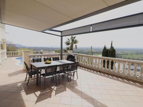 Disfruta de esta casa con fantásticas vistas, piscina y jardín privado situada en Can Isaac, Palau Saverdera, Costa Brava - ES-366-6