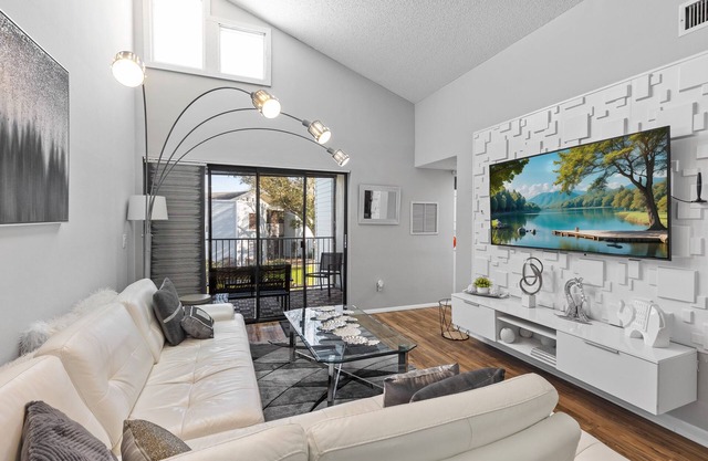 Disney and Airport 15 minutes from Luxury Condo