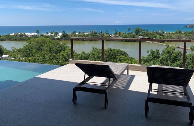 Distinctive villa with private pool - ocean view