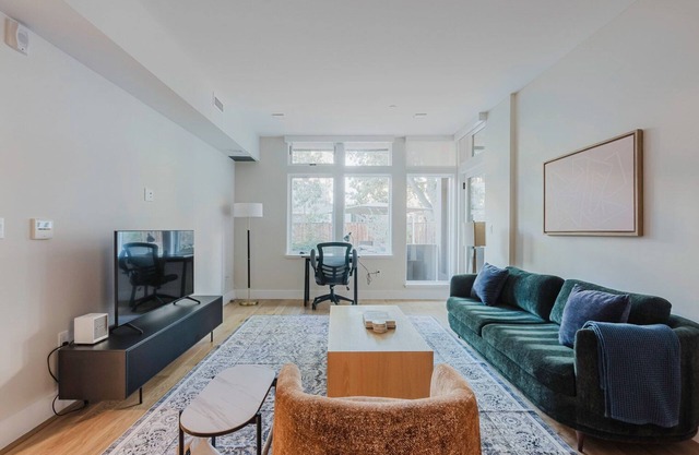 Divine Palo Alto 2BR w/W/D, nr Dining & Tech HQs, by Blueground