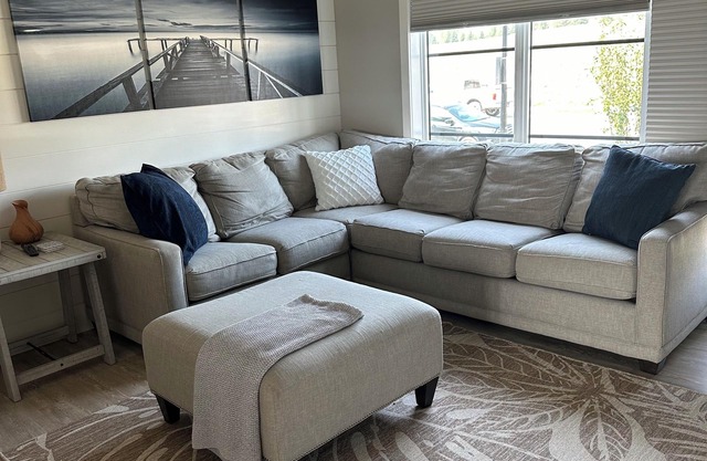 Dock 98 relaxing beachy townhouse in beautiful sylvan lake w/hot tub