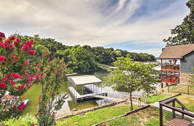 Dock, Deck & Boat Slip: Lakefront Eucha Home