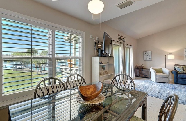 Dock Holiday 2 Bedroom Condo by Redawning