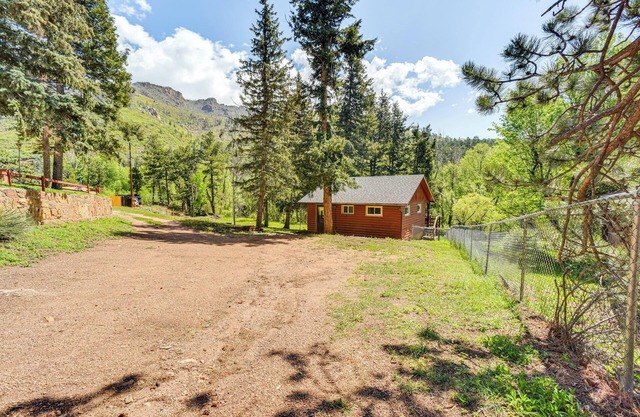 Dog Friendly: Cabin w/Yard & Mtn Views in Cascade