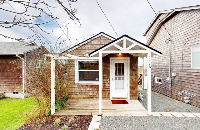 Dog-friendly, comfy cabin only two blocks from the beach