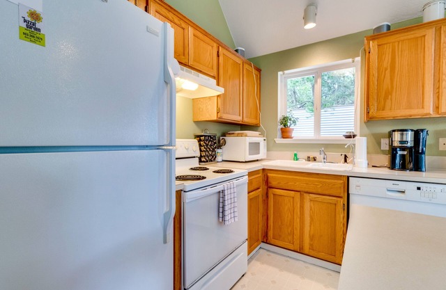 Dog-friendly contemporary home minutes from Manzanita Beach and Nehalem Bay
