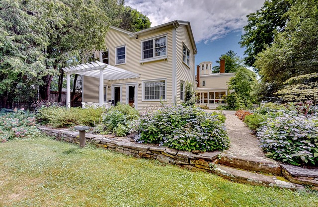 Dog-friendly historic cottage with deck, grill, kitchenette, & washer/dryer