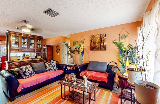 Dog-friendly home with covered front patio, streaming, washer/dryer, fast WiFi