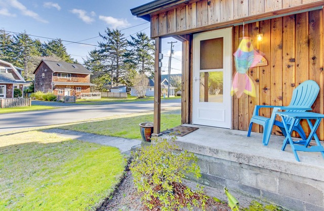 Dog-Friendly House with Entertainment and Yard - Close to Beach and Downtown