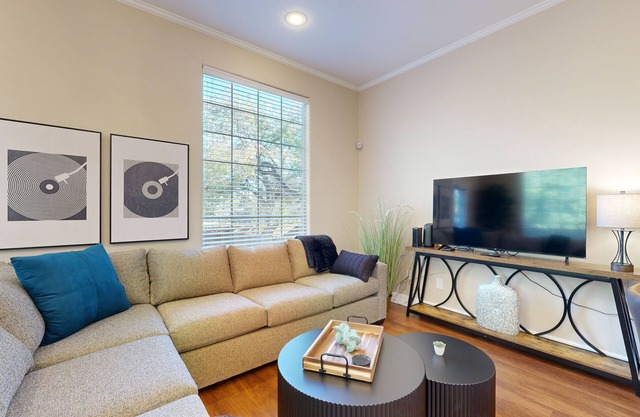 Dog-friendly house with enclosed backyard, W/D, close to Downtown Austin