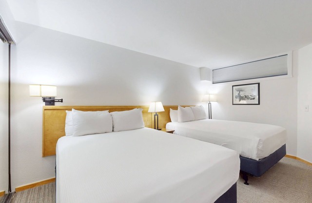 Dog-friendly room on Main St - pool & hot tub - walk to lifts, ground-floor