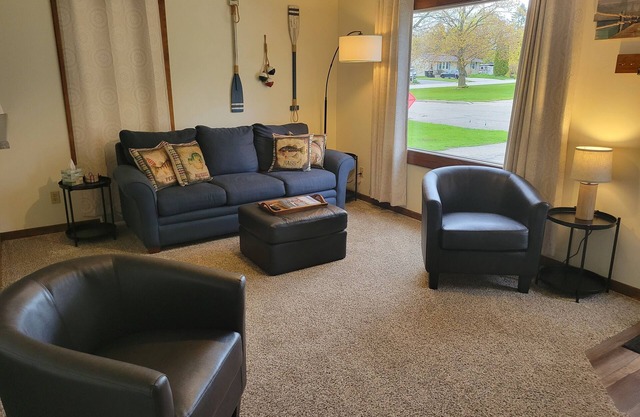 Dog Friendly w/Fenced-In Backyard. Close to Downtown in Quiet Neighborhood