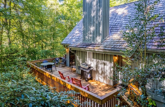 Dog-friendly woodland home with deck, & forest/mountain views - near golf/town