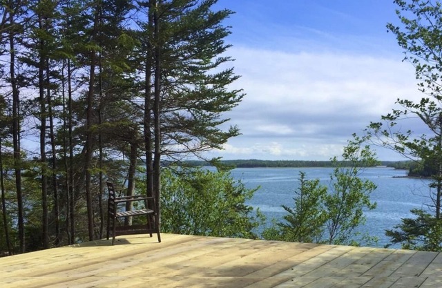 Dome Yurte right by the sea & salmon river estuary, free WIFI, electricity, hottub, kayak *