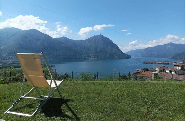 Domus Bianca Single villa surrounded by greenery with a wide view of Lake Iseo