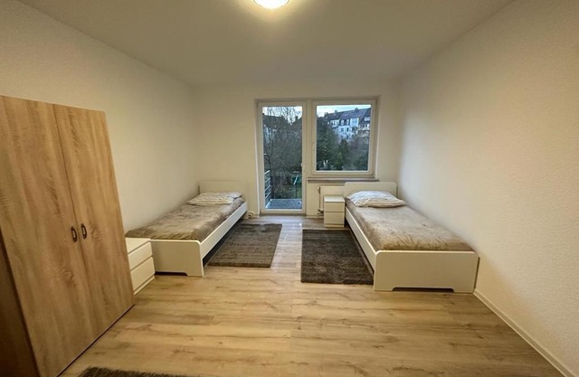 Doppelzimmer in einer Dreizimmerwohnung mit Bad und Küche