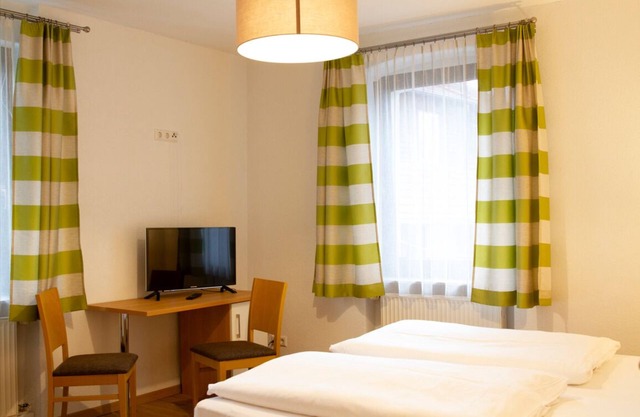 Doppelzimmer neu Renoviert, ca. 16-20 qm Katg. 1, Max. 2 Personen