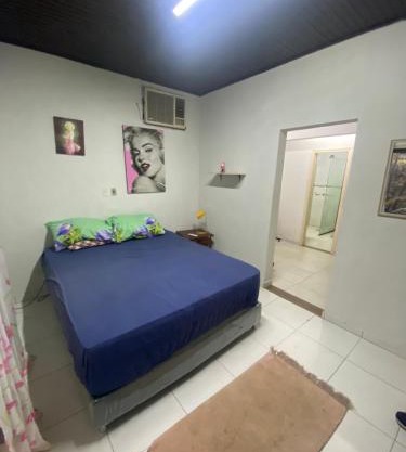 Dormitorio con baño en Casa Residencial