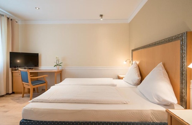 Double room, shower, toilet, non-smoking - Hotel Zum Augarten