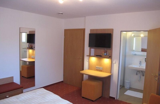 Double room with air conditioning, shower and WC