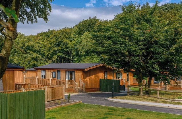 DOVESTONE LUXURY LODGES (SLEEPS 4)- PET FREE in Greenfield