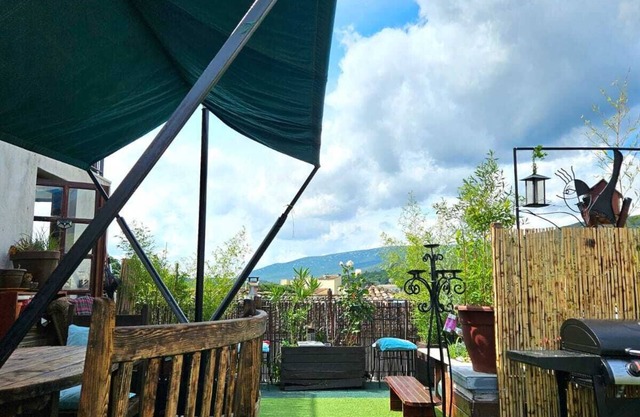 Downtown apartment with view and Jacuzzi! Ideal for couples or small families
